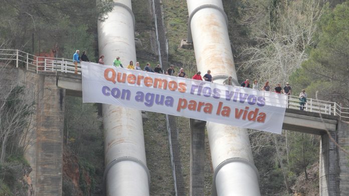 Pancarta en Bolarque por el Día del Agua de 2024.