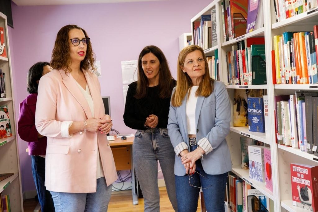 La consejera de Igualdad de C-LM, Sara Simón, y la directora del Instituto de la Mujer, Lourdes Luna, en una imagen de archivo.