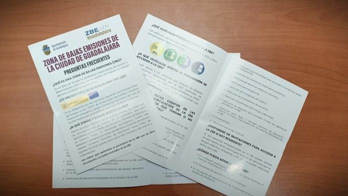 Folletos informativos de la ZBE de Guadalajara, en marzo de 2024. (Foto: La Crónic@)