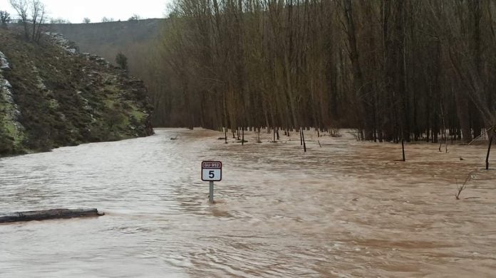 La GU-952 bajo las aguas el Viernes Santo de 2024. (Foto: Ricardo Villar)