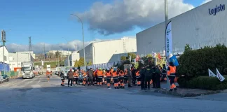 Exterior de las naves de Logista en Cabanillas, durante la huelga.