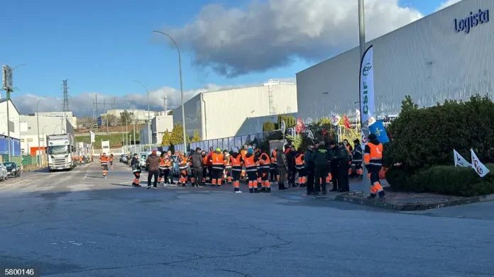 Exterior de las naves de Logista en Cabanillas, durante la huelga.