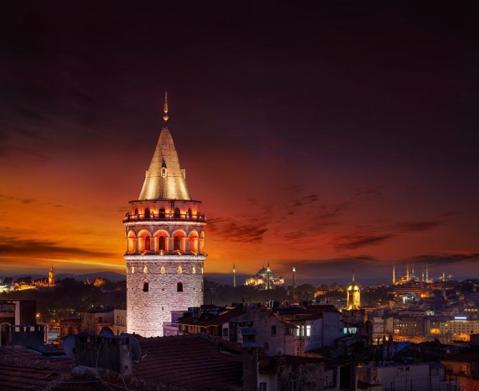 Vista nocturna de la Torre Gálata, en Estambul.