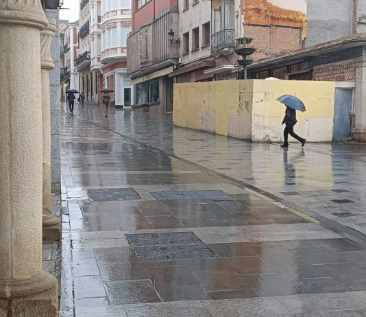 Lluvia sobre la Plaza Mayor de Guadalajara durante la Semana Santa de 2024. (Foto: La Crónic@)