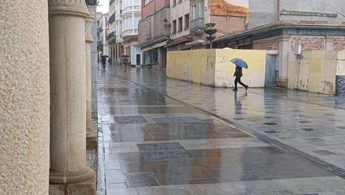Lluvia sobre la Plaza Mayor de Guadalajara durante la Semana Santa de 2024. (Foto: La Crónic@)