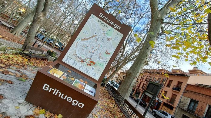 poste-de-informacion-turistica-de-brihuega Brihuega es una de las localidades de la provincia por donde pasó esta banda de ladrones. (Foto: La Crónic@)