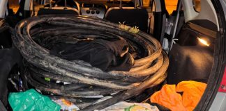 Los ladrones ya habían cargado el coche robado en su coche. (Foto: Guardia Civil)