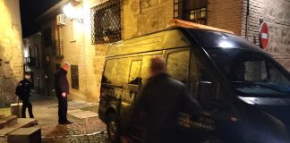 Furgón de los servicios funerarios a las puertas del inmueble donde han aparecido cuatro cadáveres este martes, 19 de marzo de 2024, en Toledo. (Fotografía cedida a LA CRÓNICA)