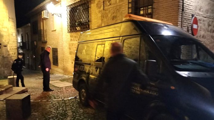Furgón de los servicios funerarios a las puertas del inmueble donde han aparecido cuatro cadáveres este martes, 19 de marzo de 2024, en Toledo. (Fotografía cedida a LA CRÓNICA)