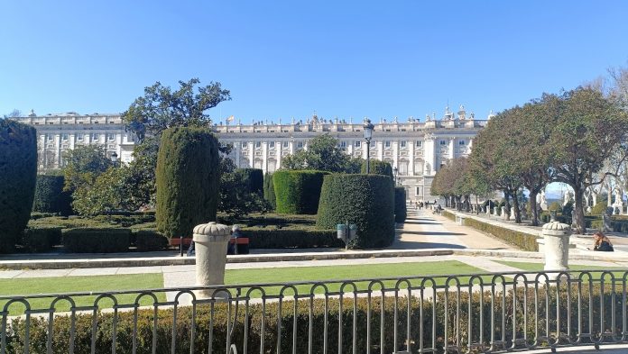 Vista del Palacio Real desde la Plaza de Oriente en 2024. (Foto: La Crónic@)