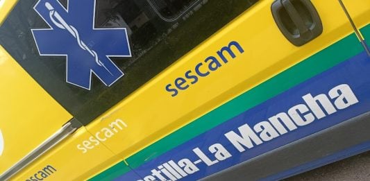 Incendio en una casa de la Calle Mayor de Heras de Ayuso Ambulancia del SESCAM en Guadalajara, en abril de 2024. (Foto: La Crónic@)