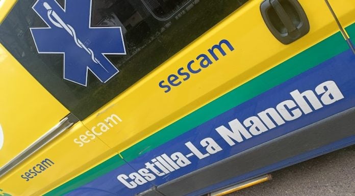 Muere al caer del tejado de un chalet en Sigüenza Ambulancia del SESCAM en Guadalajara, en abril de 2024. (Foto: La Crónic@)