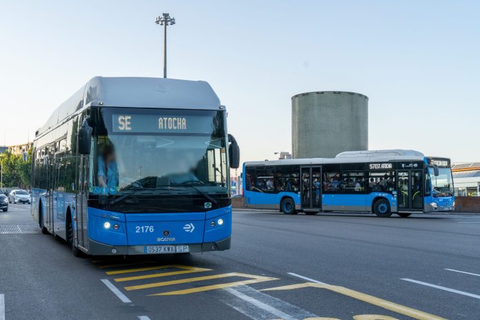 Autobuses de la EMT junto a la estación de Atocha.