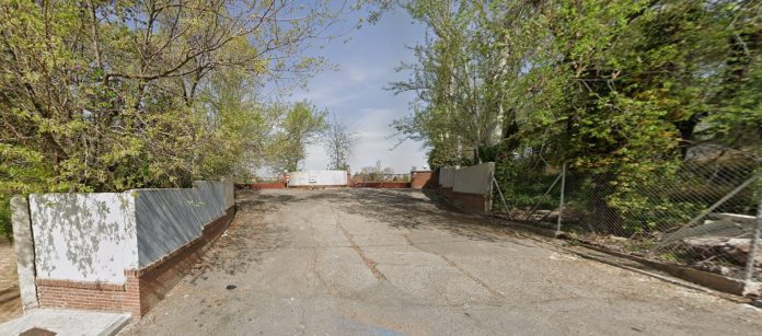 Entrada al solar de la antigua AVICU, junto al Depósito de las Aguas. (Foto: Google Maps).