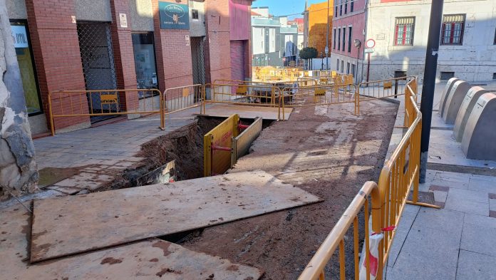 Estado de las obras de la calle Cervantes a finales de marzo de 2024. (Foto: La Crónic@)