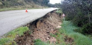 La carretera de Escamilla ha sufrido de forma evidente el paso de las lluvias y aún sigue cortada. (Foto: Diputación de Guadalajara)