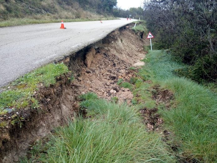 La carretera de Escamilla ha sufrido de forma evidente el paso de las lluvias y aún sigue cortada. (Foto: Diputación de Guadalajara)