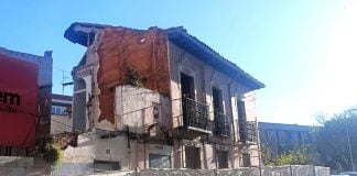 Proceso de demolición en la que fue casa de Carlos Santiesteban, el 12 de abril de 2024. (Foto: La Crónic@)