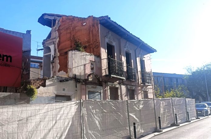 Proceso de demolición en la que fue casa de Carlos Santiesteban, el 12 de abril de 2024. (Foto: La Crónic@)