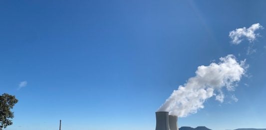 El PP quiere que la central nuclear de Trillo siga más allá de 2035 Central nuclear de Trillo. al fondo, las Tetas de Viana.