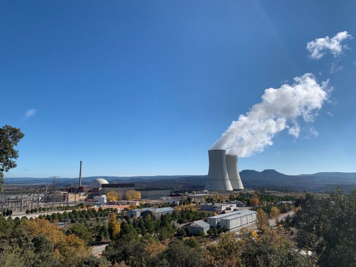 Central nuclear de Trillo. al fondo, las Tetas de Viana.