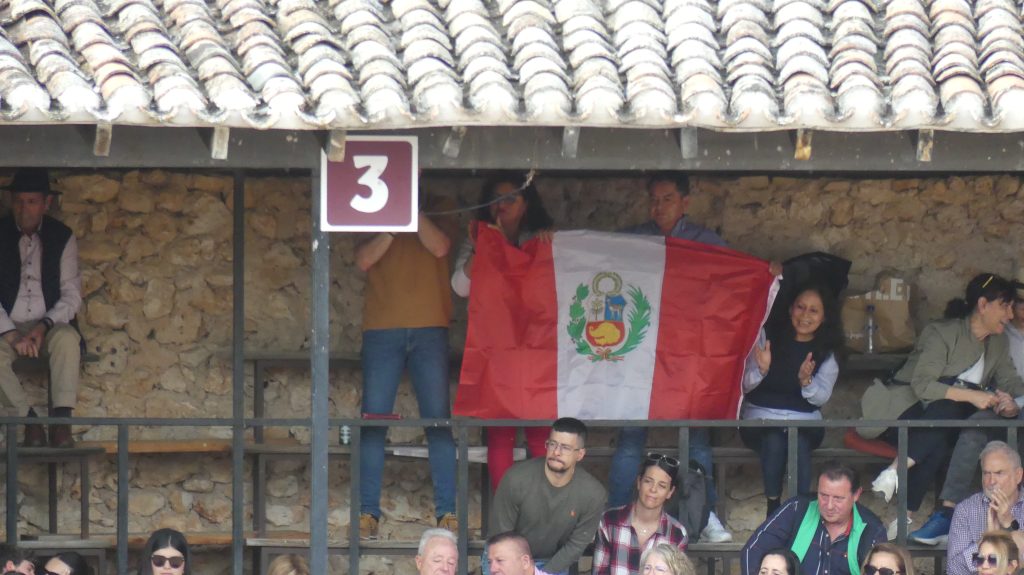 La víspera, las banderas del Perú se dejaron ver en la plaza de toros de Brihuega, en apoyo de Roca Rey, torero que cuenta con las dos nacionalidades. (Foto: La Crónic@)
