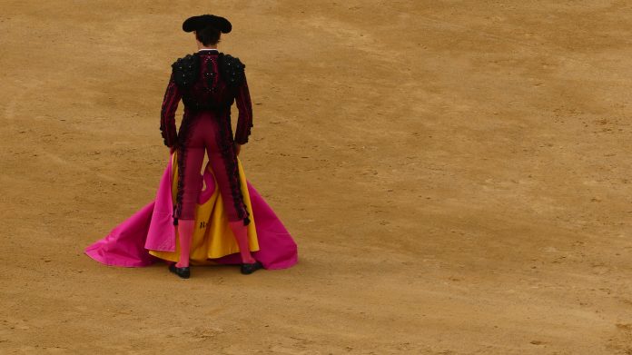 Roca Rey no da nunca la espalda a su responsabilidad ni al público, aunque esta imagen lo parezca. (Foto: La Crónic@)