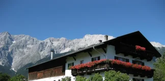 Ejemplo de granja tirolesa que se alquila para estancias de vacaciones.