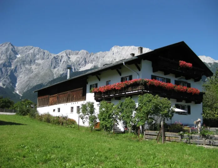 Ejemplo de granja tirolesa que se alquila para estancias de vacaciones.