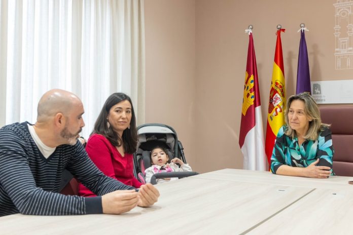 Lía y sus padres han sido recibidos por la alcaldesa de Guadalajara, Ana Guarinos.