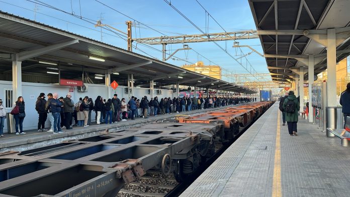 Estación de Alcalá de Henares cuando la avería de un tren de mercancías ha provocado demoras en los trenes. Aquello fue el 4 de abril de este mismo año.