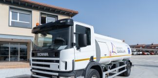 Lo que han tenido que hacer en la Diputación para ahorrarse 100.000 euros De autoescala a camión cisterna, toda una transformación. (Foto: EP)