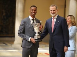 Jordan Díaz junto al Rey Felipe VI tras recibir su trofeo de los Premios Nacionales del Deporte 2022.