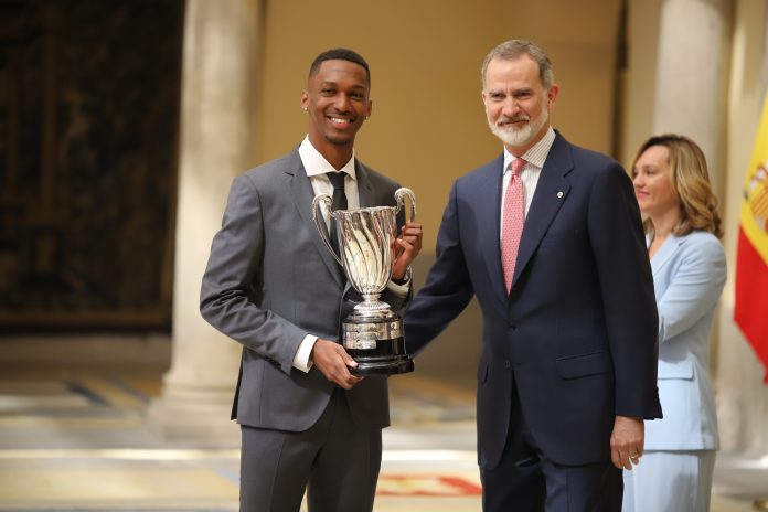 Jordan Díaz junto al Rey Felipe VI tras recibir su trofeo de los Premios Nacionales del Deporte 2022.