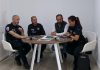 El concejal de Seguridad de Azuqueca de Henares, Antonio Expósito, junto a agentes de la Policía Local. Los drones, sobre la mesa, son de pequeño tamaño.