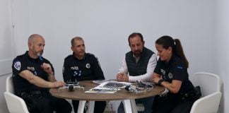 El concejal de Seguridad de Azuqueca de Henares, Antonio Expósito, junto a agentes de la Policía Local. Los drones, sobre la mesa, son de pequeño tamaño.