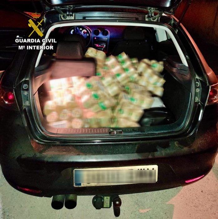 El coche, robado, ya estaba lleno de productos cosméticos también robados, procedentes de un camión desvalijado en el polígono de Torija. (Foto: Guardia Civil)