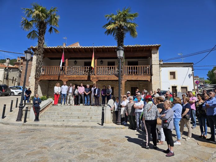 Minuto de silencio en Chiloeches el 14 de abril de 2024. (Foto: EP)