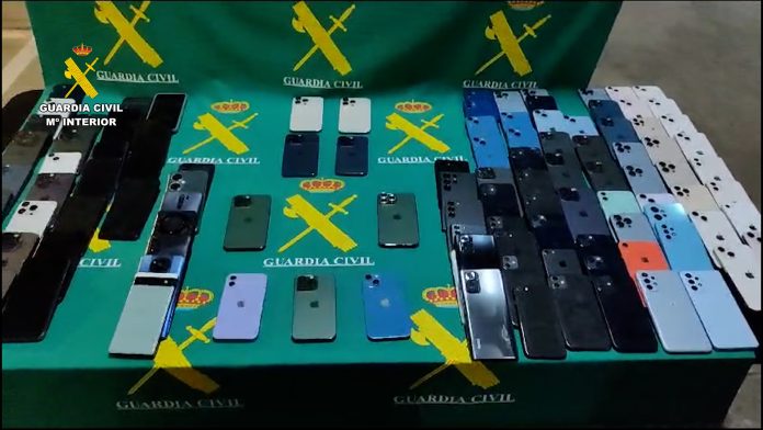 Parte del amplio surtido de teléfonos robados en Madrid y localizados en Azuqueca. (Foto: Guardia Civil)