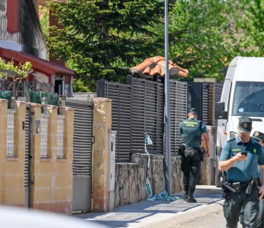 Agentes de la Guardia Civil en la vivienda donde se produjo el triple crimen, aen una imagen del mismo 15 de abril de 2024, en Chiloeches. (Foto: Rafa Martín / EP)