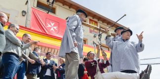 El periodista y presentador Joaquín Prat es pesado en la Plaza del Ayuntamiento, el 20 de abril de 2024, en Peñalver. (Foto: EP)