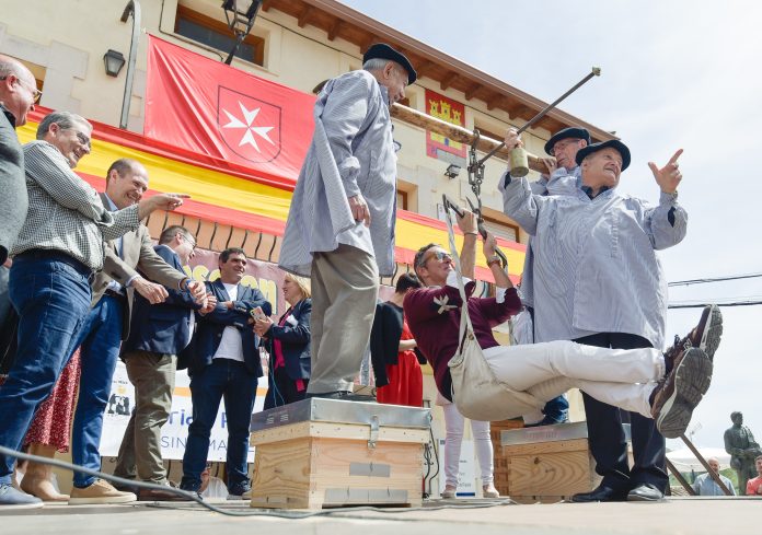 El periodista y presentador Joaquín Prat es pesado en la Plaza del Ayuntamiento, el 20 de abril de 2024, en Peñalver. (Foto: EP)