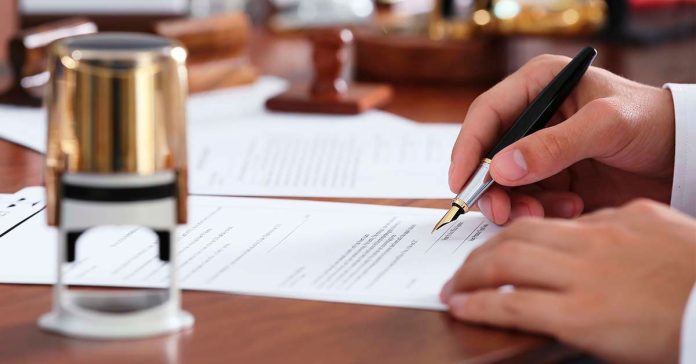 La firma de una hipoteca es de los momentos más comprometedores en la vida de muchas personas.