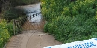 Orilla del río Henares a su paso por Guadalajara, con el acceso clausurado por la Policía Local.