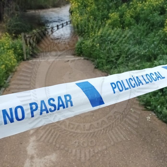 Orilla del río Henares a su paso por Guadalajara, con el acceso clausurado por la Policía Local.