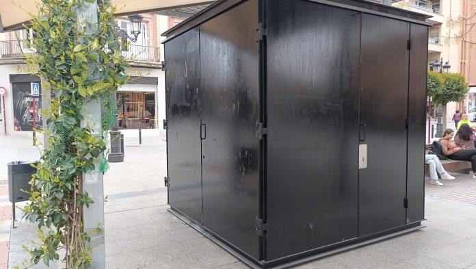 El inopinado kiosco urinario de la Plaza del Jardinillo, en Guadalajara, del que escribe El Paseante. (Foto: La Crónic@)
