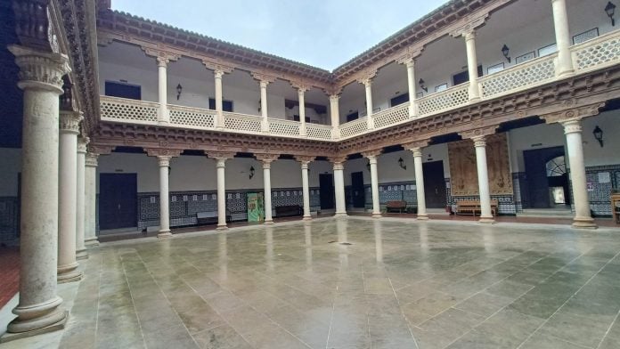 El patio renacentista del Liceo Caracense sin estudiantes ni turistas el 10 de marzo de 2024, domingo. (Foto: La Crónic@)