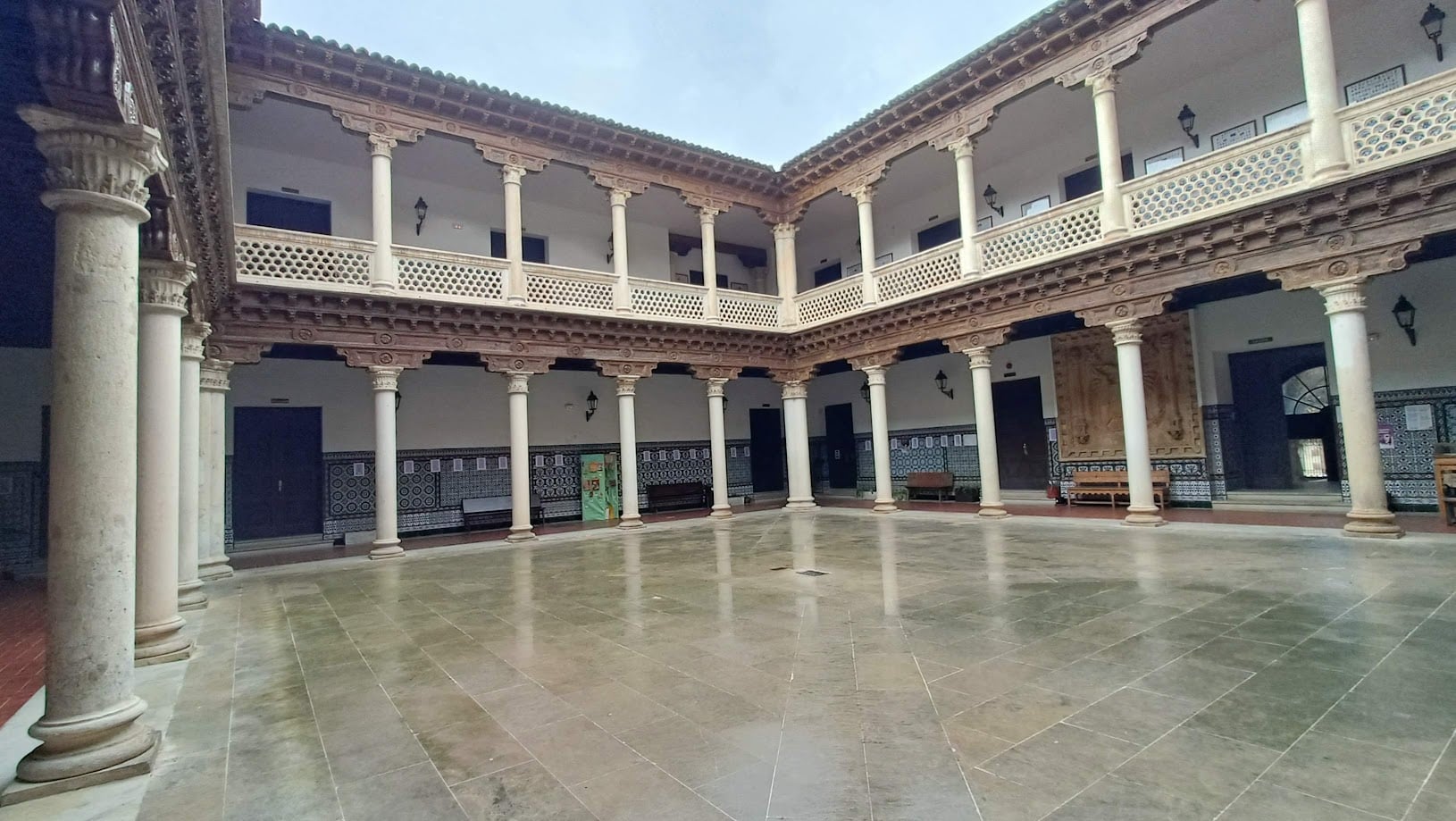 El patio renacentista del Liceo Caracense sin estudiantes ni turistas el 10 de marzo de 2024, domingo. (Foto: La Crónic@)