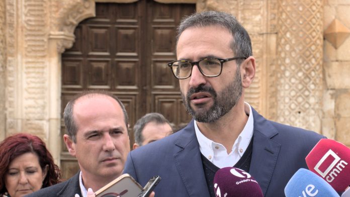 Sergio Gutiérrez, en el momento de hacer estas declaraciones. Detrás, Alberto Rojo.