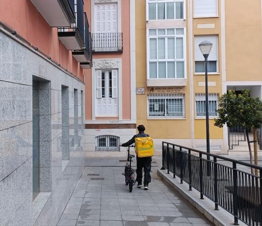 Repartidor de Glovo en Guadalajara en marzo de 2024. (Foto: La Crónic@)